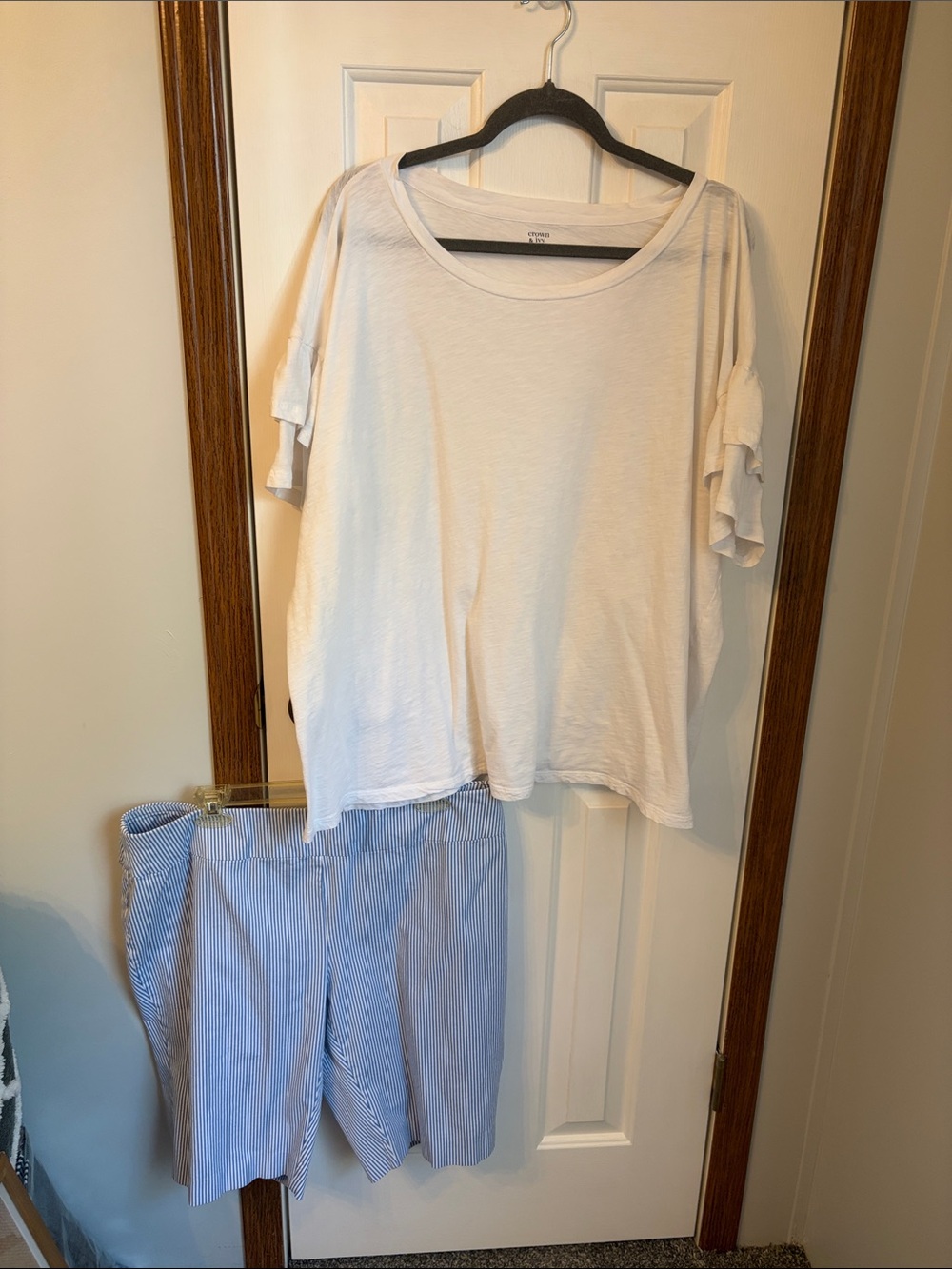 Crown & Ivy White Short Sleeve Scoop Neck Top and shorts. Top 4x shorts 18w